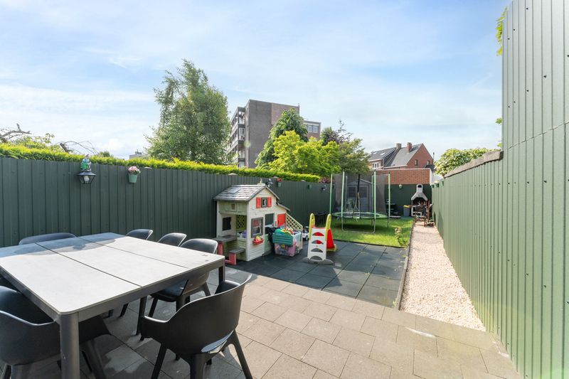 Roeselare centrum :  Instapklare, volledig gerenoveerde stadswoning met 4 slaapkamers, zuidgerichte tuin én zonnepanelen. foto 12
