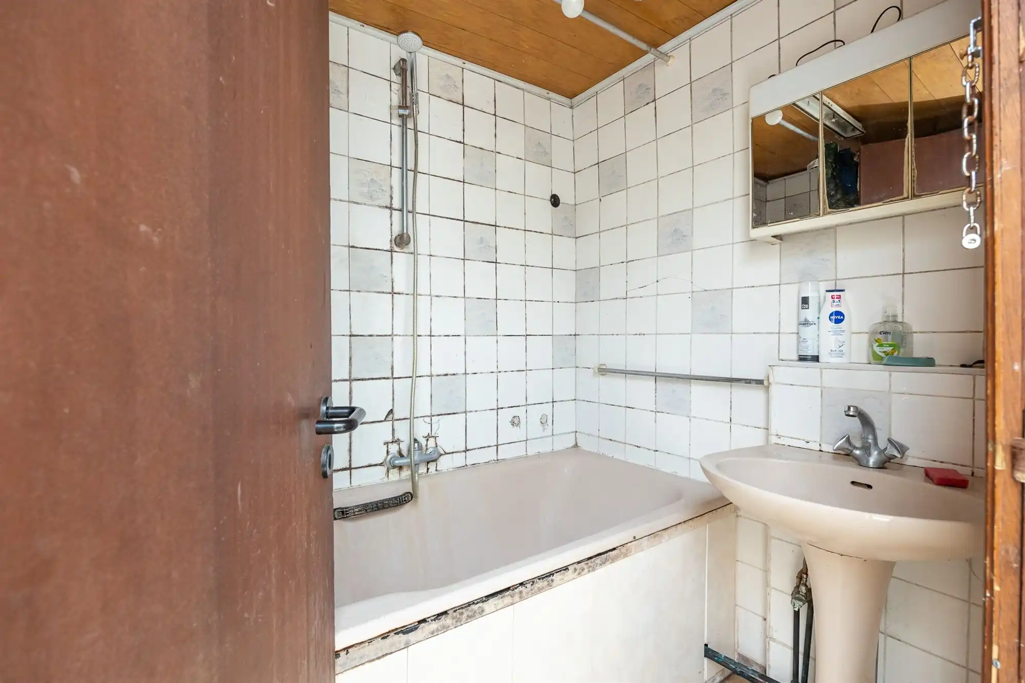 Opnieuw te koop: Te renoveren arbeidersw. met 3 slpk. en tuin foto 12