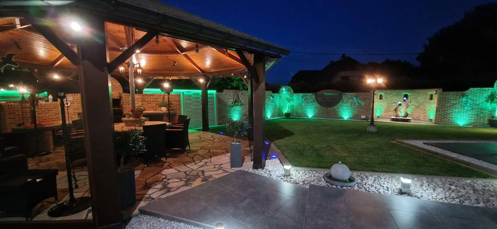 Ruime woning met veel lichtinval, volledig onderkelderd en prachtige tuin foto 8