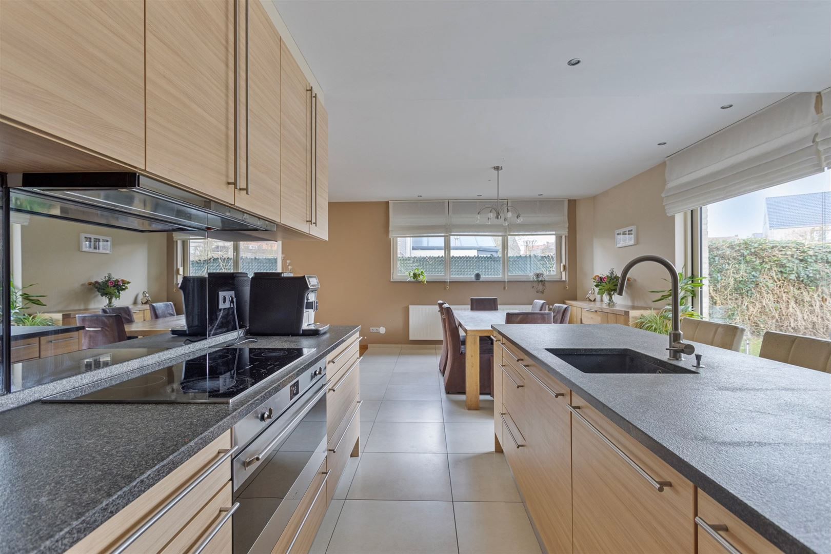 TE KOOP: Ruime woning met praktijkruimte in Maasmechelen! foto 10
