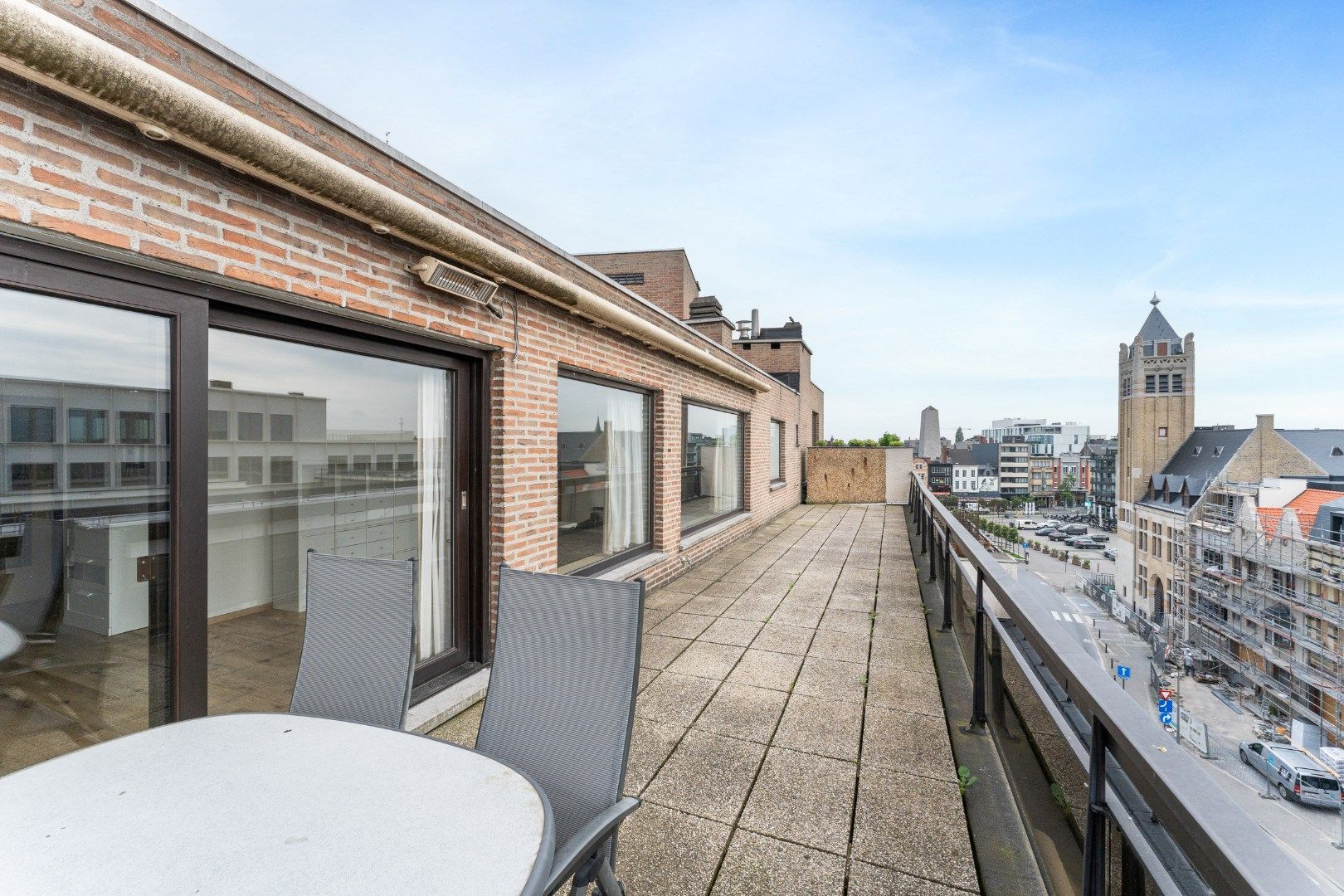 Gerenoveerde penthouse met prachtig terras in Roeselare, 3 slaapkamers, EPC-waarde 258.00, energielabel C, 1 badkamer, 1 parkeerplaats foto 11