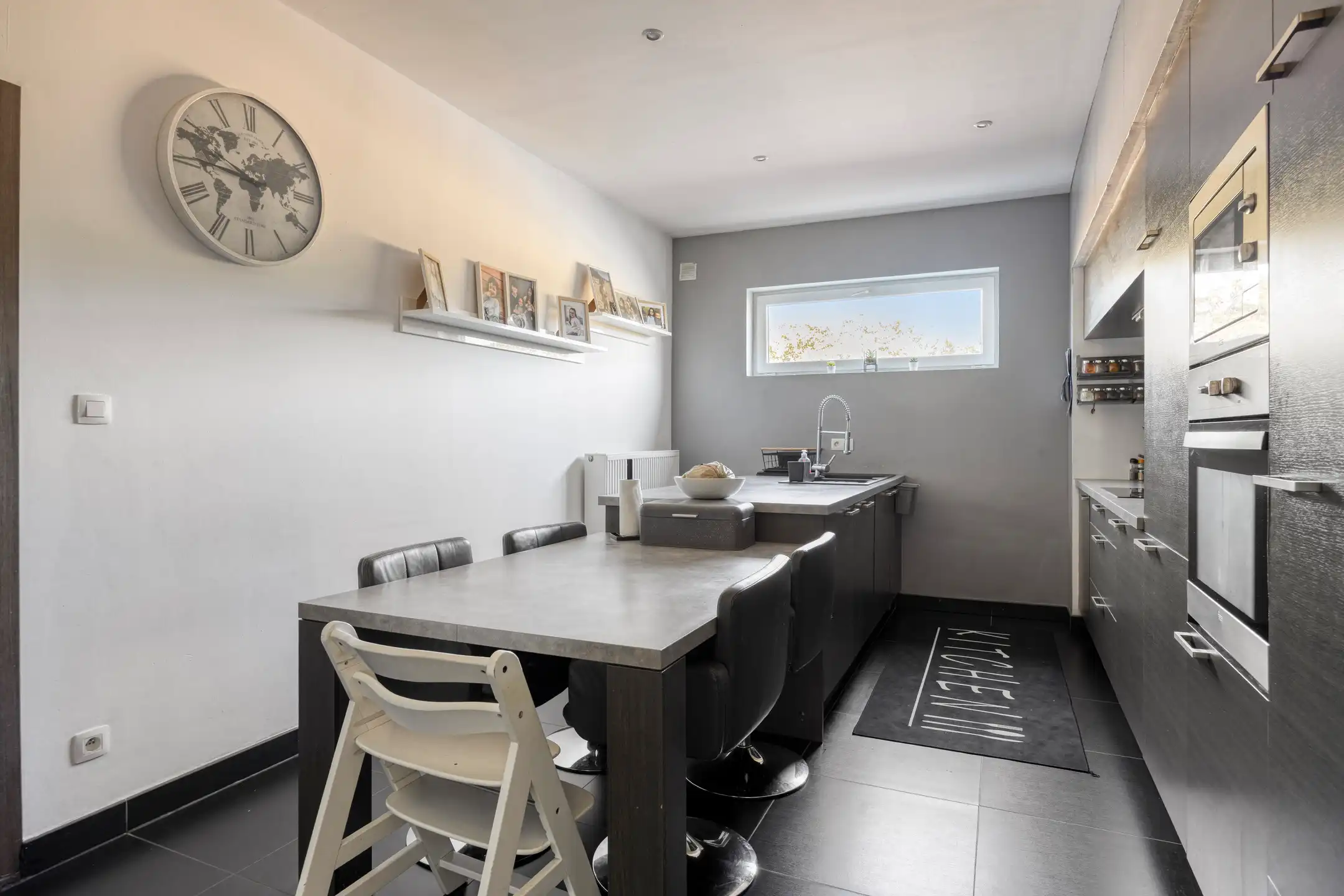 Ruime gezinswoning van 215 m² met vier à vijf slaapkamers en tuin foto 10