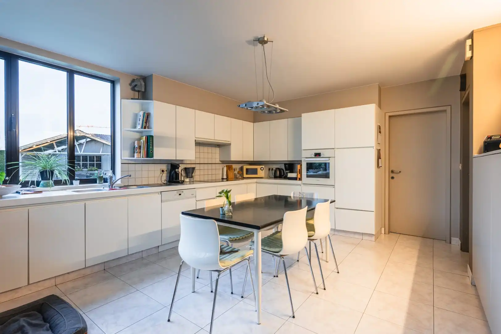 Villa met 6 kamers,  garage, 44 zonnepanelen, en veel ruimte op 810 m² foto 4