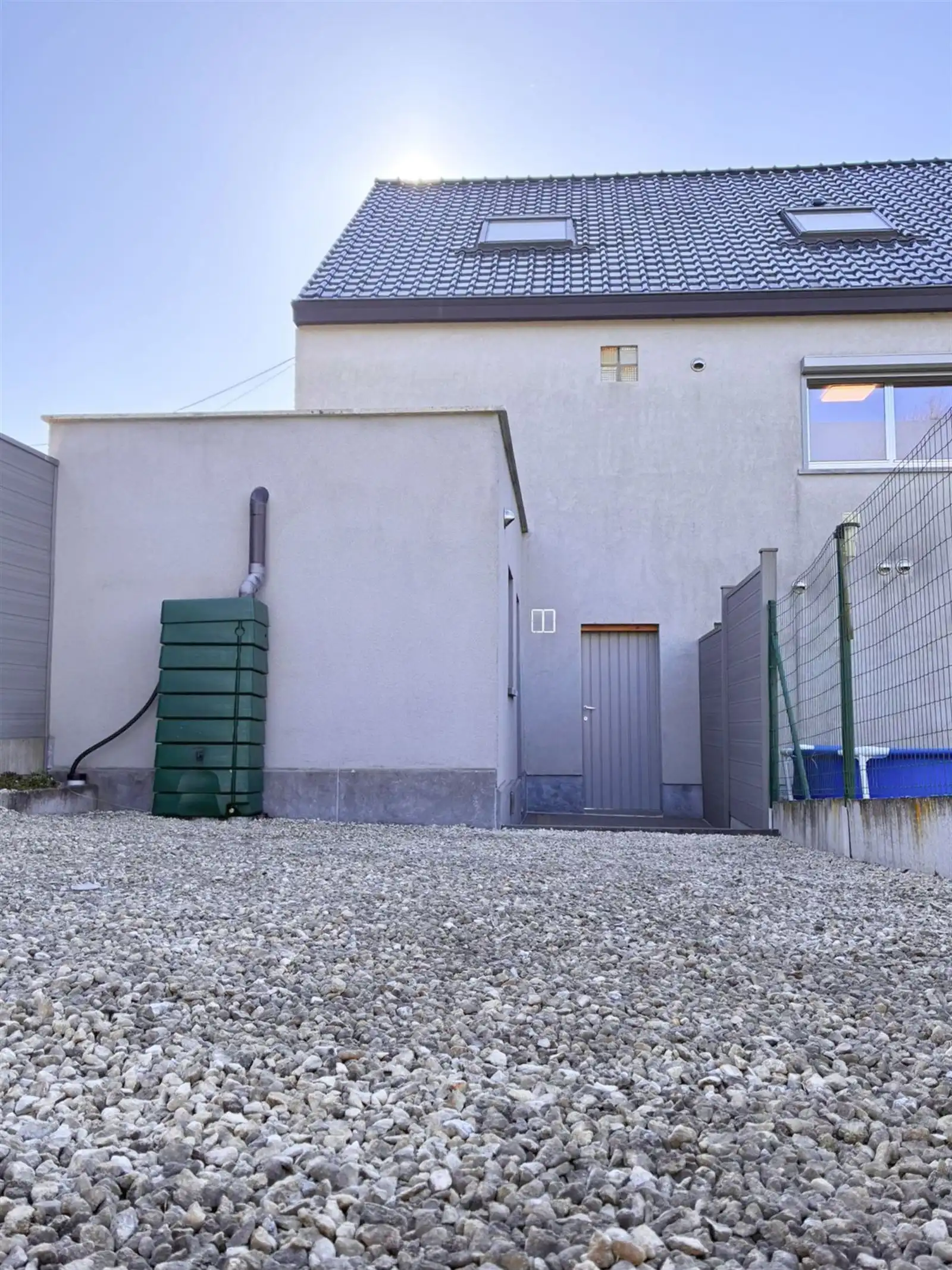 Lichtrijk huis met garage en koer foto 25