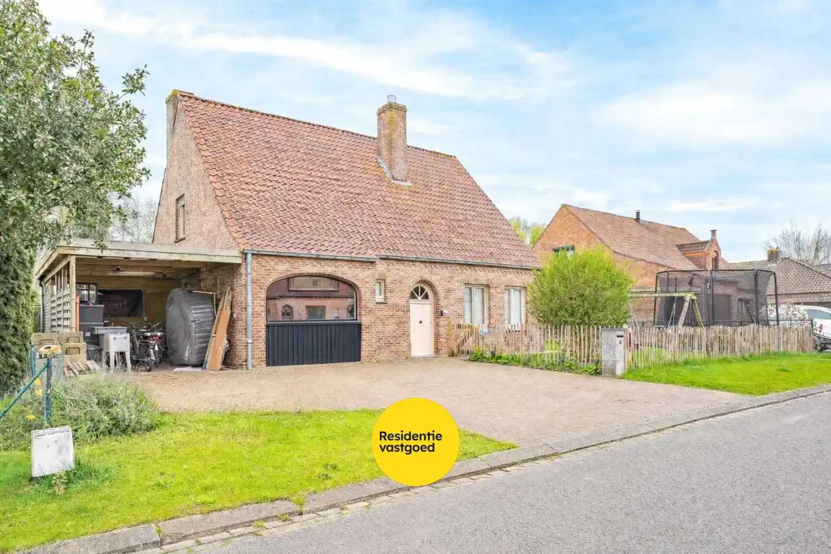 Gerenoveerde alleenstaande woning op 637m² te Veurne! foto 2