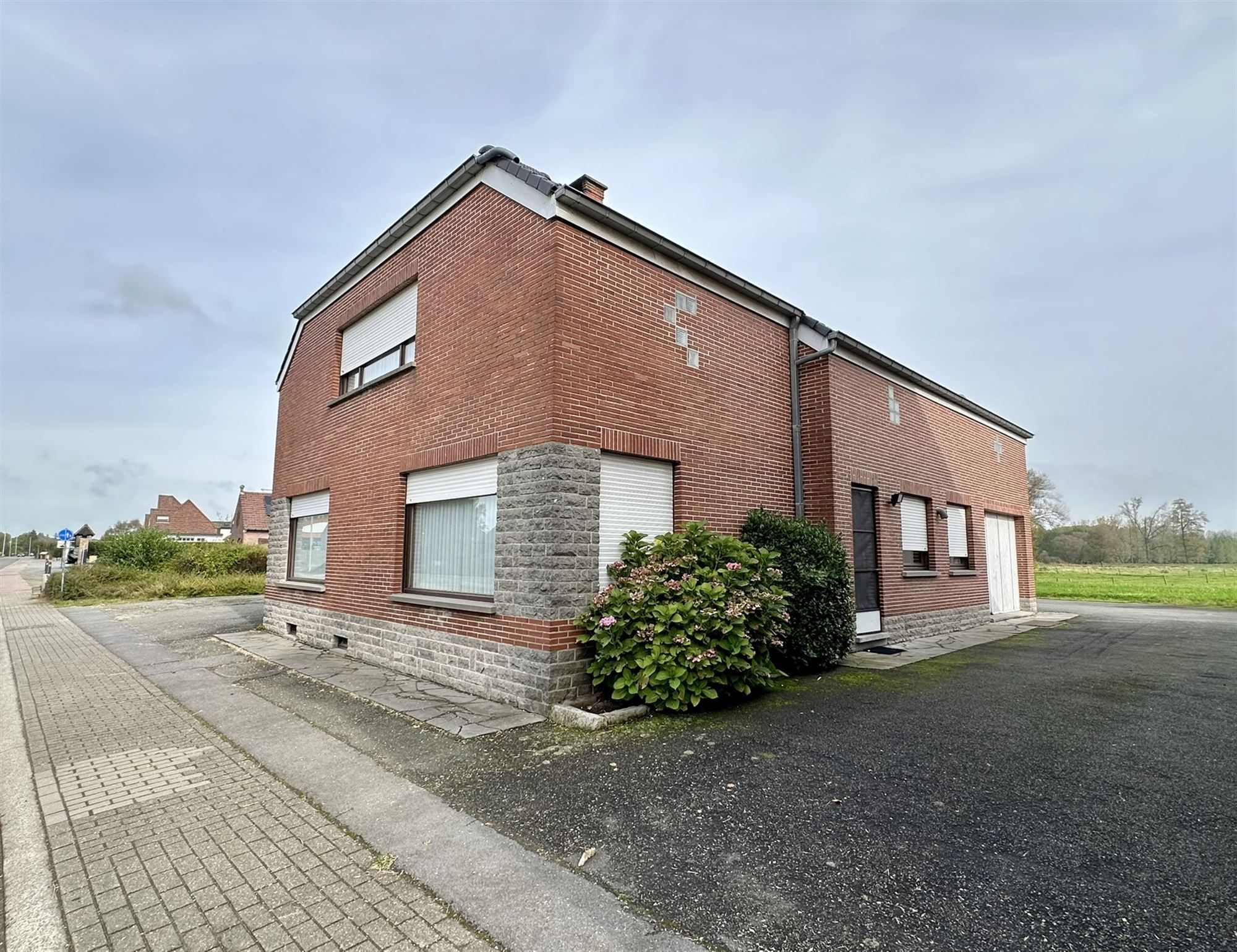 Ruime 5 slaapkamer woning op een perceel van 14a 10ca foto {{pictureIndex}}