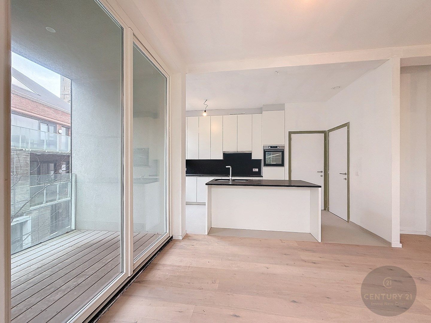 SUBLIEM nieuw 2 slaapkamer app met TERRAS! foto 3