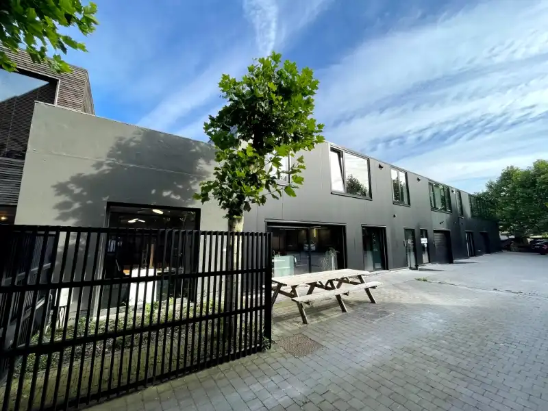 Recent gerenoveerd kantoor met magazijn en 2 privatieve parkeerplaatsen op toplocatie in Melle foto {{pictureIndex}}