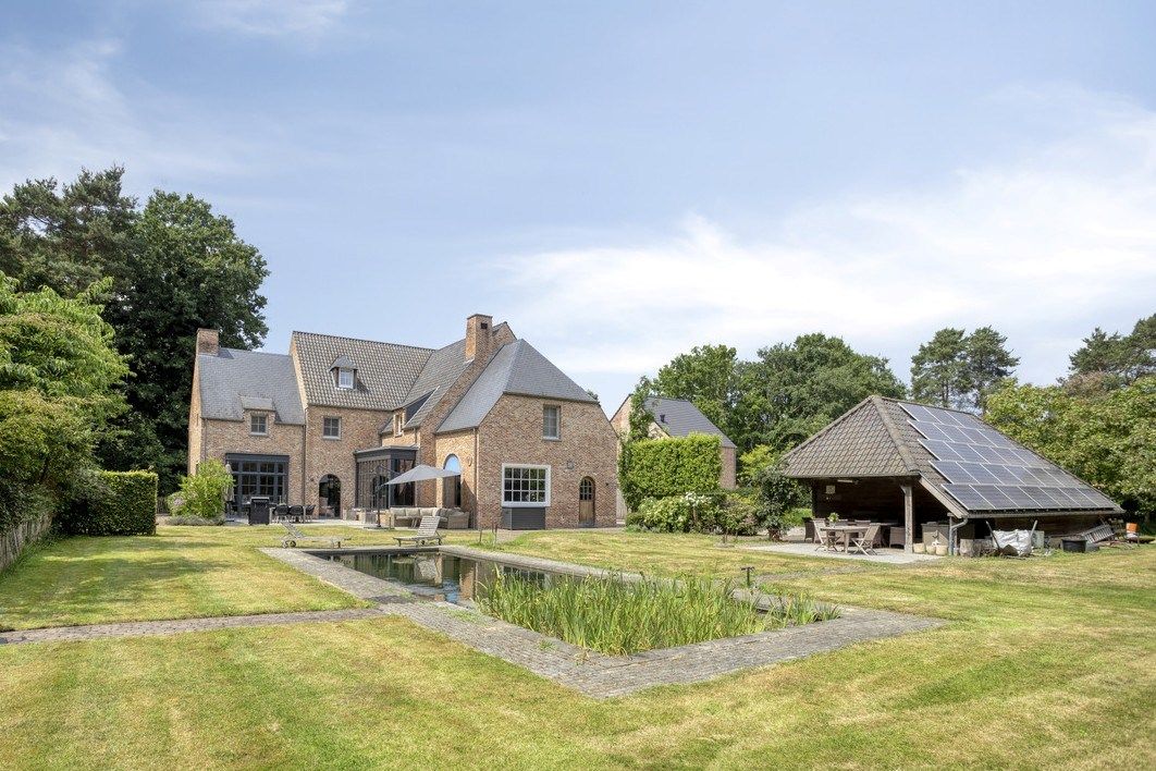 Exclusieve villa met oa 5 slaapkamers en verwarmde zwemvijver  op 2.070 m². foto {{pictureIndex}}