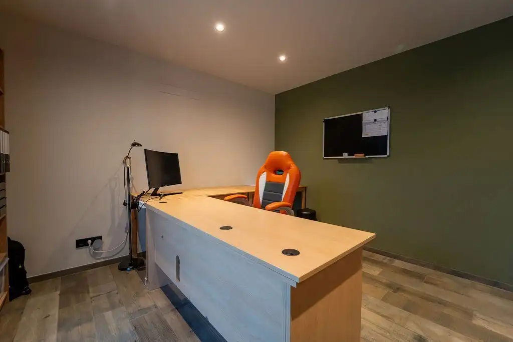 PRACHTIG GERENOVEERDE WONING MET 3 SLAAPKAMERS, 2 BADKAMERS, INPANDIGE GARAGE EN PAARDENSTALLINGEN MET ENERGIEZUINIG EPC TE WIJER (NIEUWERKERKEN)  foto 19