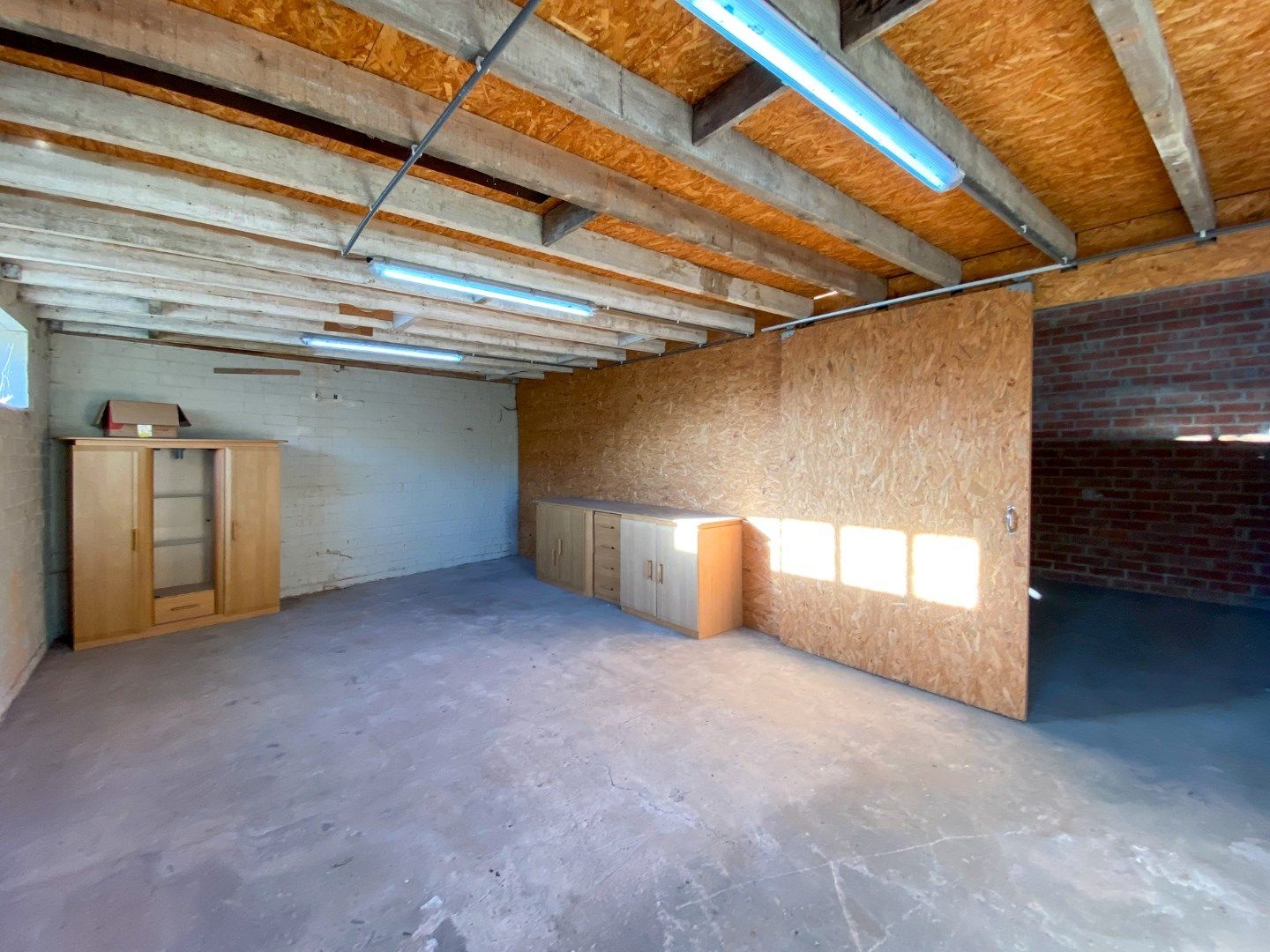 Woning met 4 slaapkamers, garage, loods en tuin. foto 21