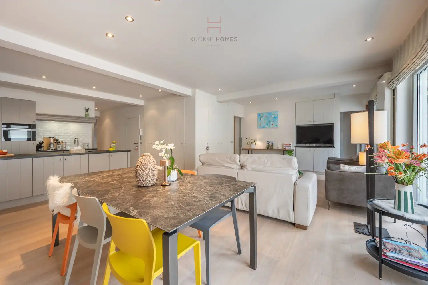 Zeer ruim en verzorgd appartement met vier slaapkamers en een praktische inpandige garage. foto 6