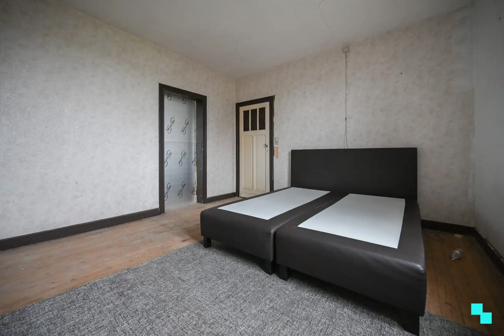 Te renoveren gezinswoning met ruime opslagruimte/garage foto 27