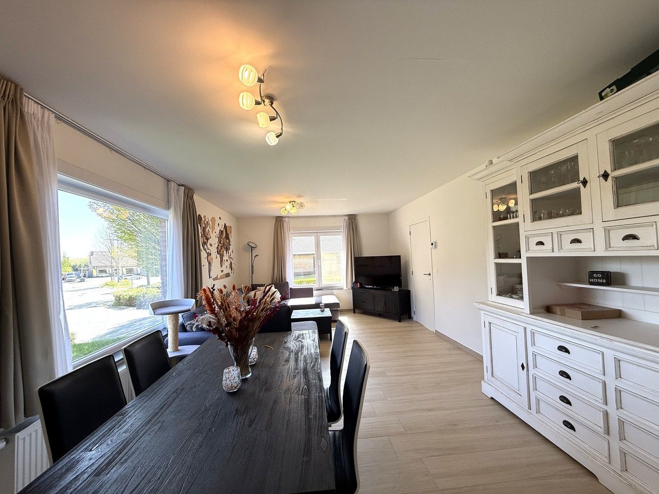 Instapklare woning met 3 slaapkamers en een gezellige tuin op toplocatie in Hoeselt te huur! foto 3