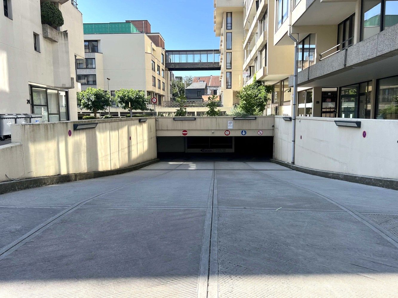 Ondergrondse autostaanplaats te koop in hartje Leuven, vlakbij station foto {{pictureIndex}}