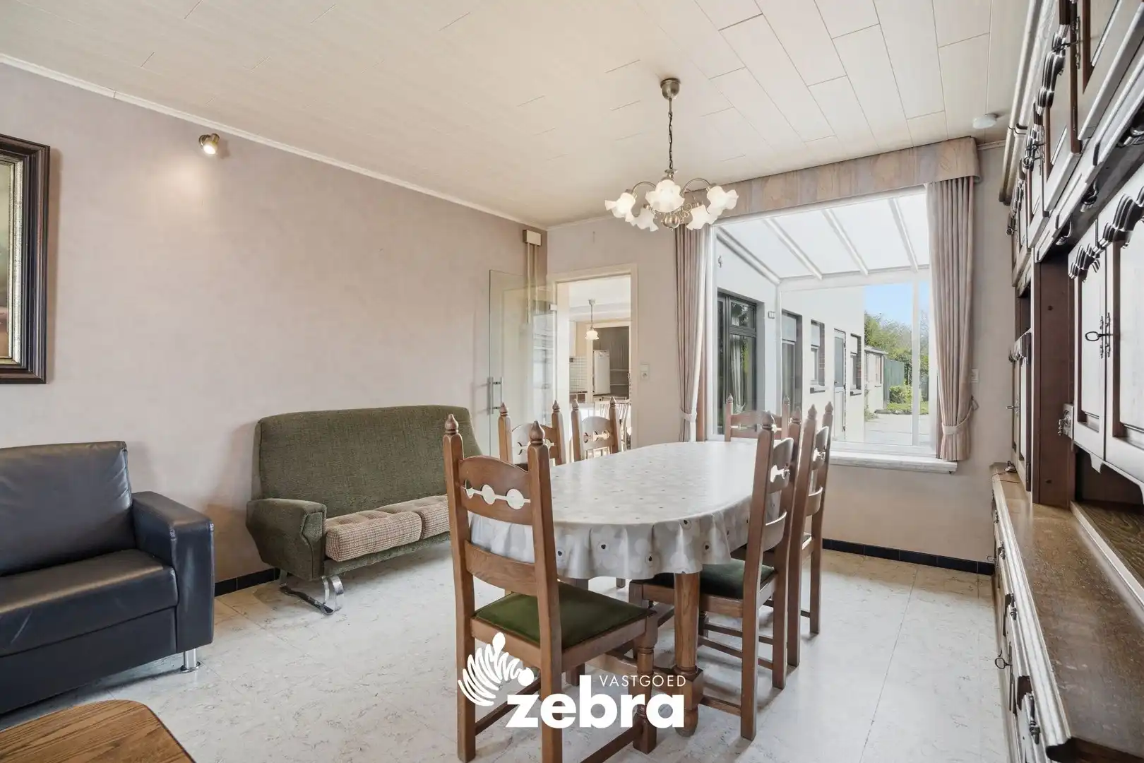 Te renoveren woning met garage op ruim perceel te Pittem! foto 3