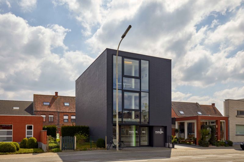 Roeselare-stadsrand : Trendy kantoorruimte van100-125m² in een recent gebouw met mogelijkheid tot huren van autostaanplaatsen. foto {{pictureIndex}}