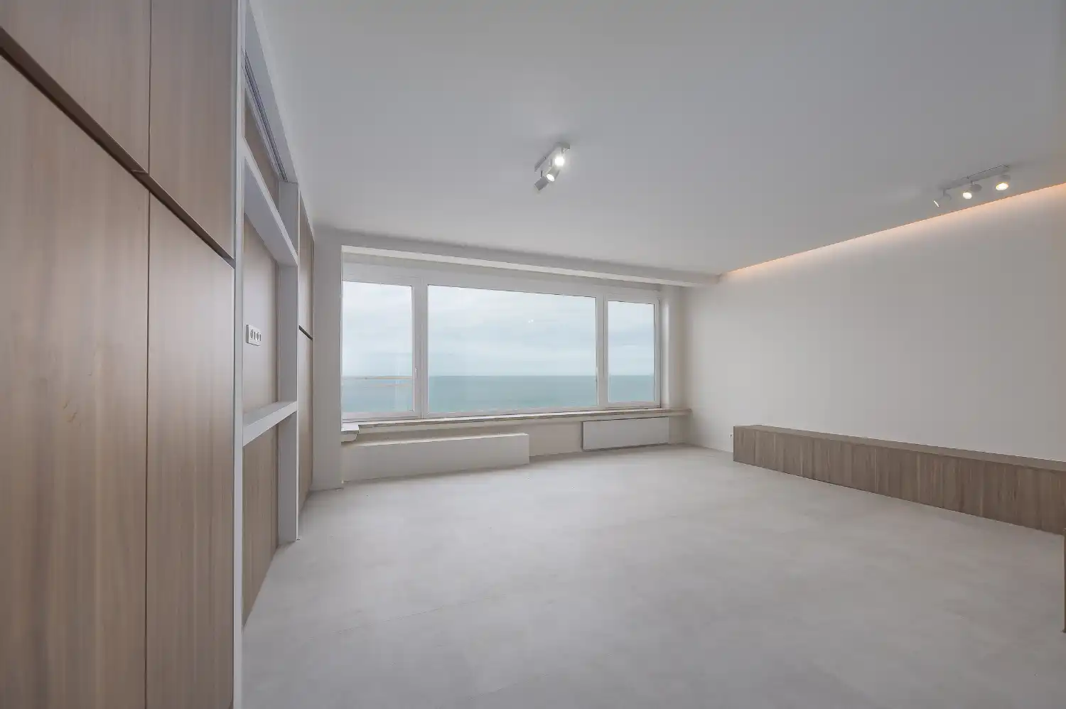 Gerenoveerd 2-slaapkamerappartement met frontaal zeezicht foto 10