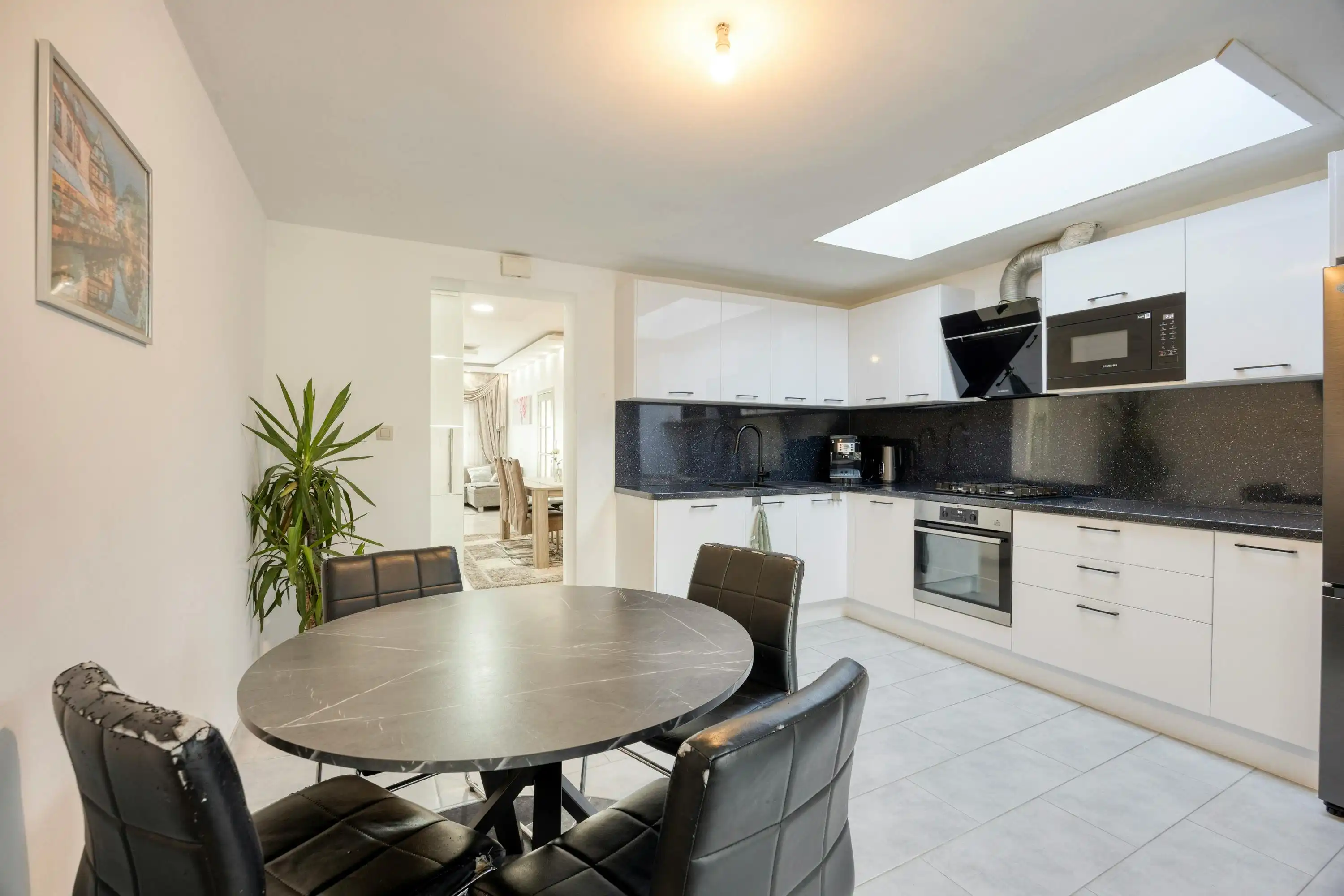 Instapklaar huis met 3 slaapkamers te koop in Merksem foto 6