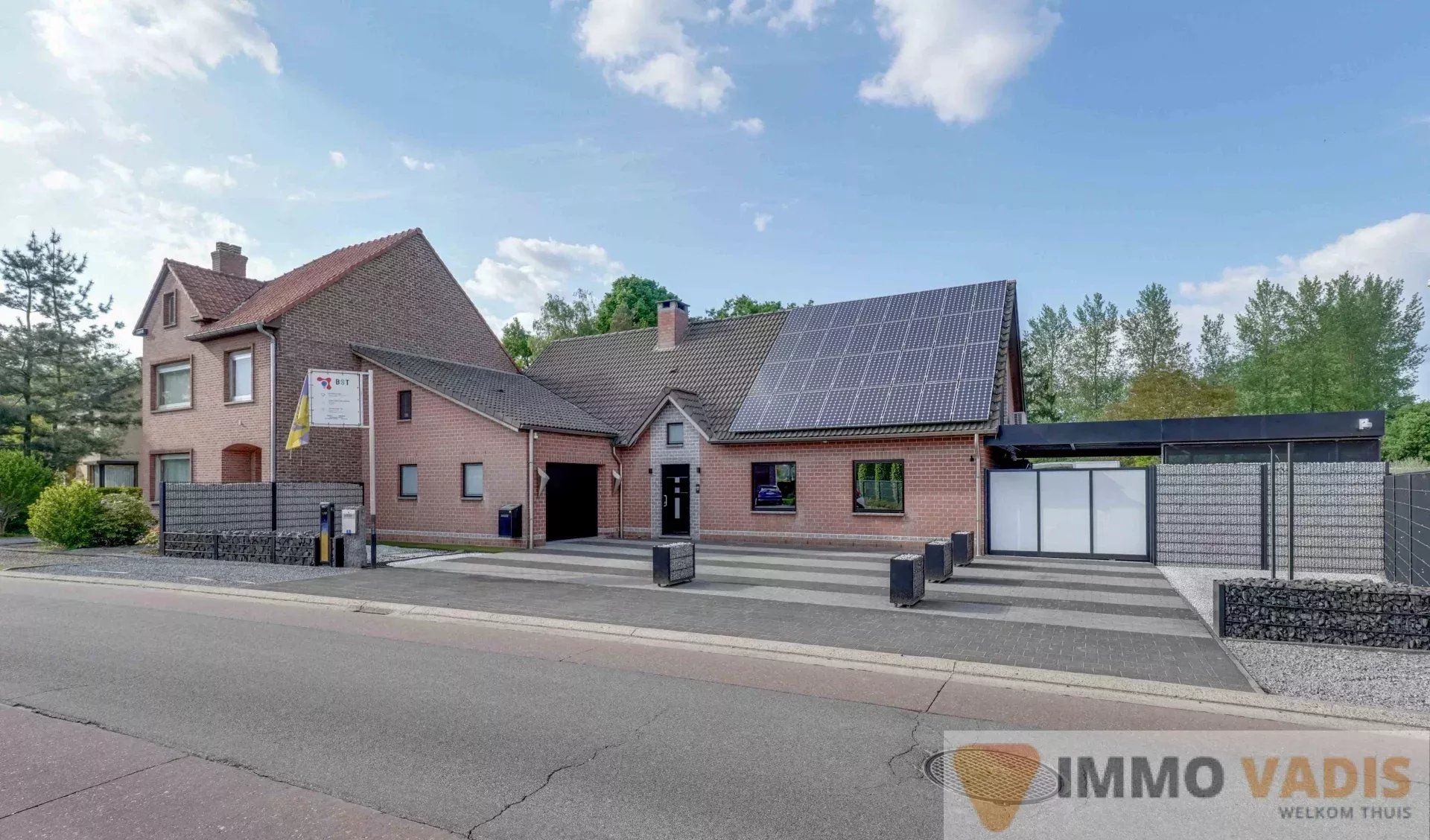 Ruime luxewoning met zwembad foto {{pictureIndex}}