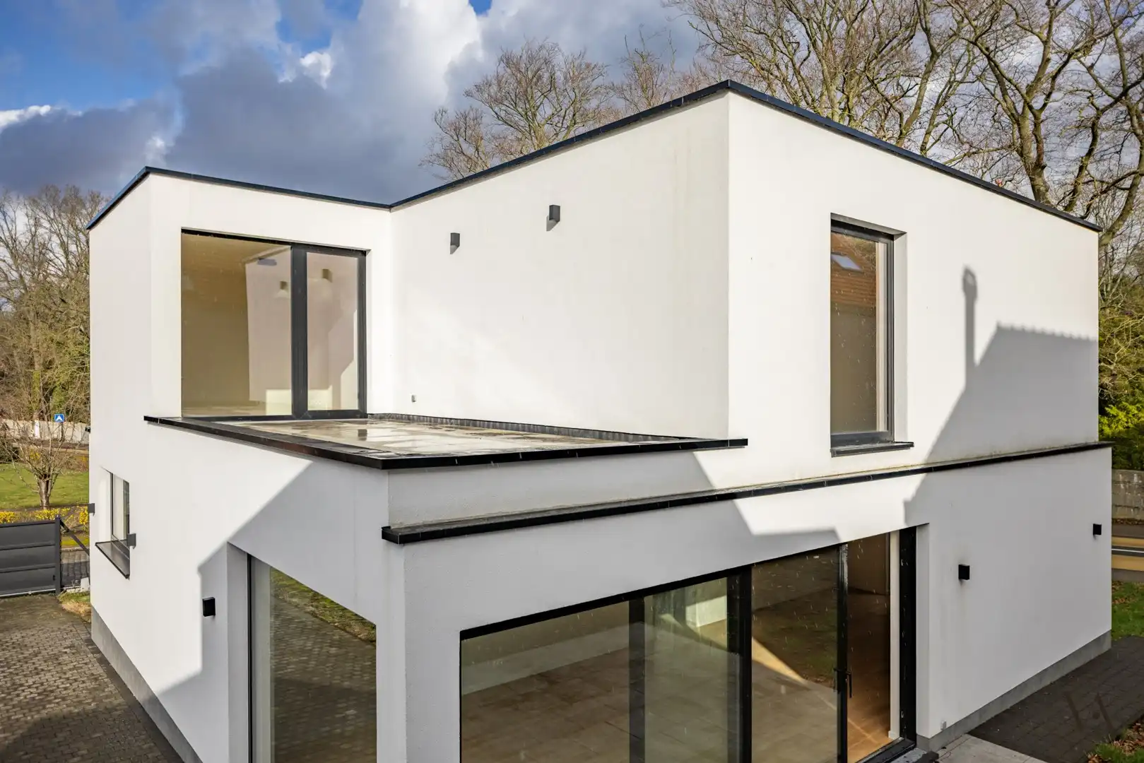 Recente en ruime vernieuwbouwwoning met bijgebouw in Korbeek-Lo foto {{pictureIndex}}