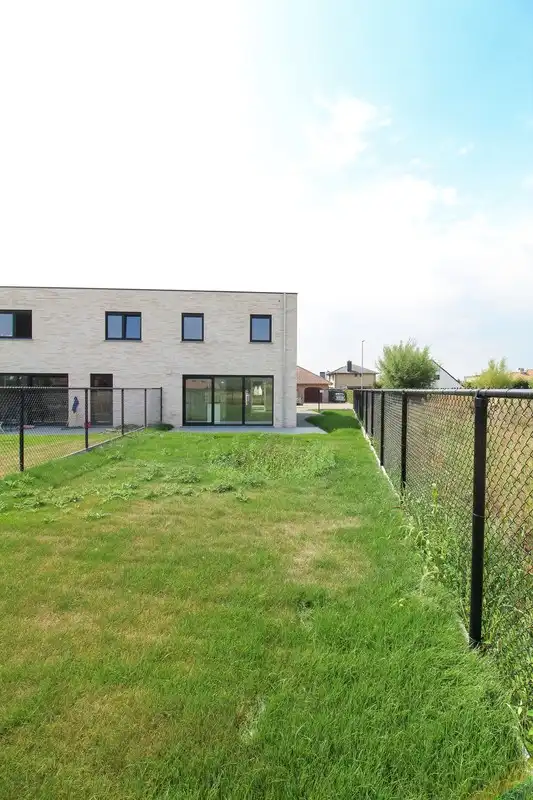 Volledig afgewerkte halfopen nieuwbouwwoning in Roeselare foto 2