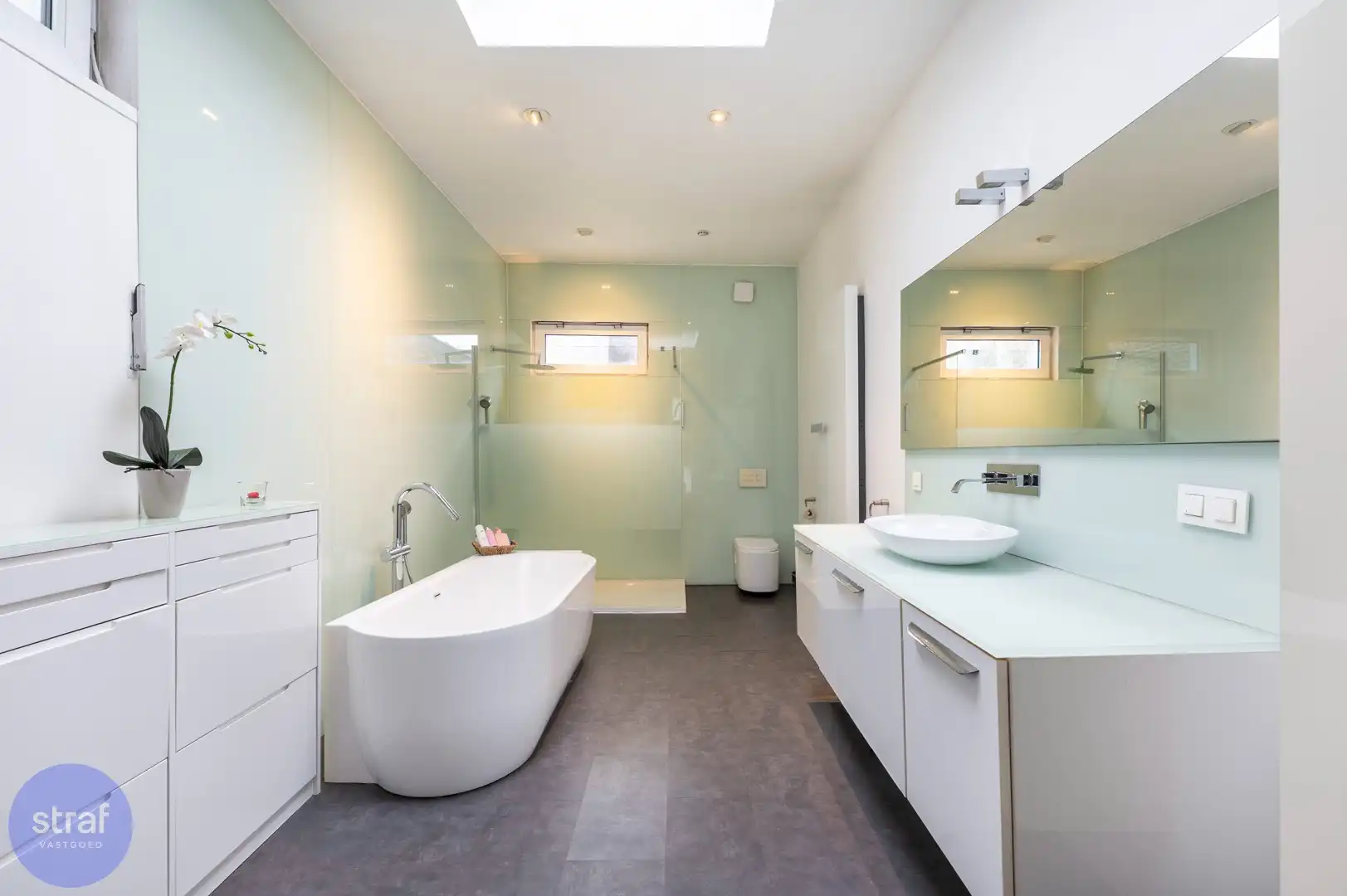 Klassevol Herenhuis met 6 slaapkamers met grote zonnige tuin foto 18