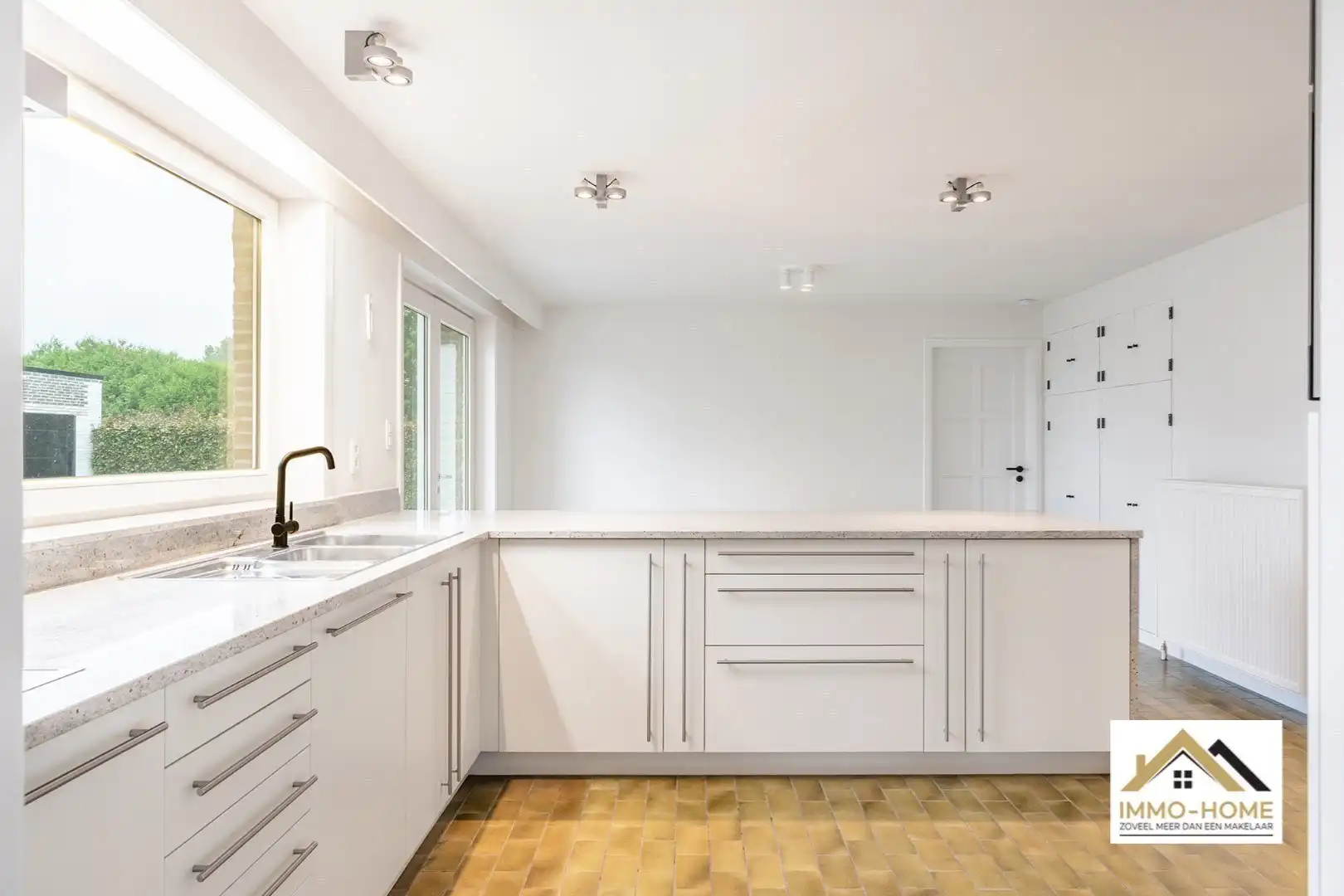 Ruime woning met magazijn en open zicht op topligging foto 6