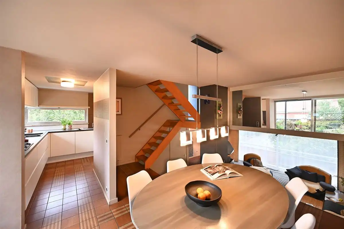 Ruime splitlevel woning met veel potentieel foto 2