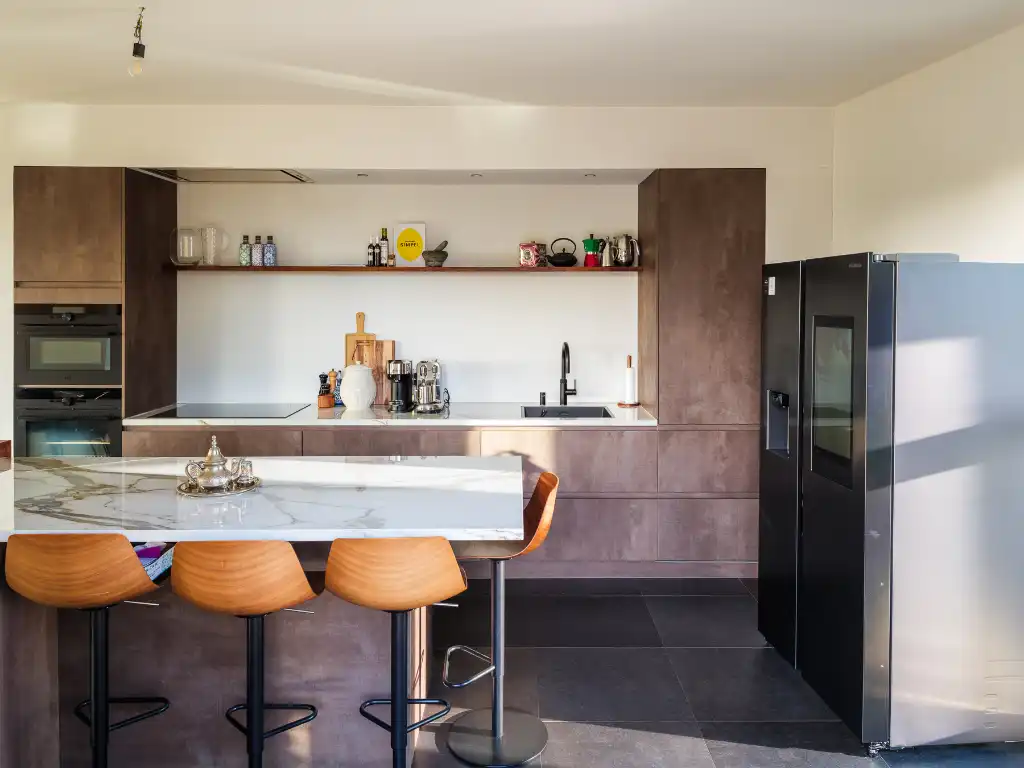 Ruim en lichtrijk dakappartement met twee slaapkamers, bureau en royaal zonneterras in de dynamische omgeving van de Nieuwe Voorhaven. foto 6