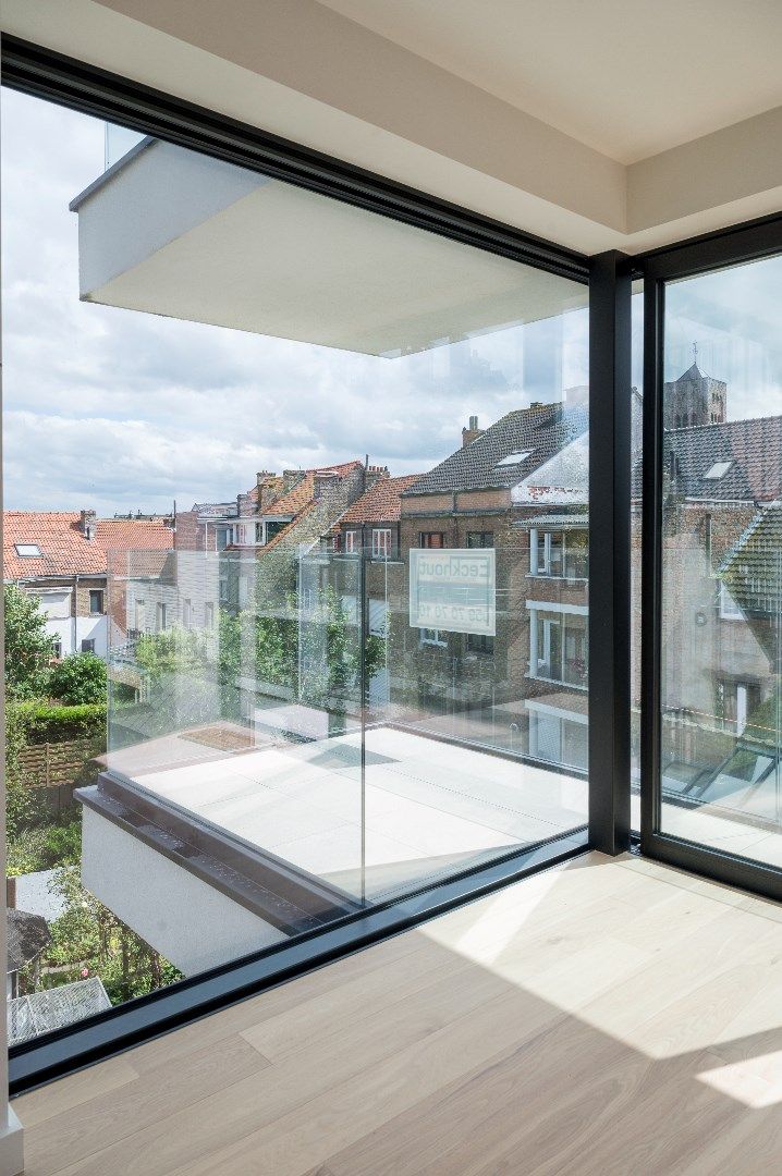 Vernieuwbouw – Luxueuze appartementen in een standingvol gebouw met glorieuze gevel op een boogscheut van het strand te Mariakerke! foto {{pictureIndex}}
