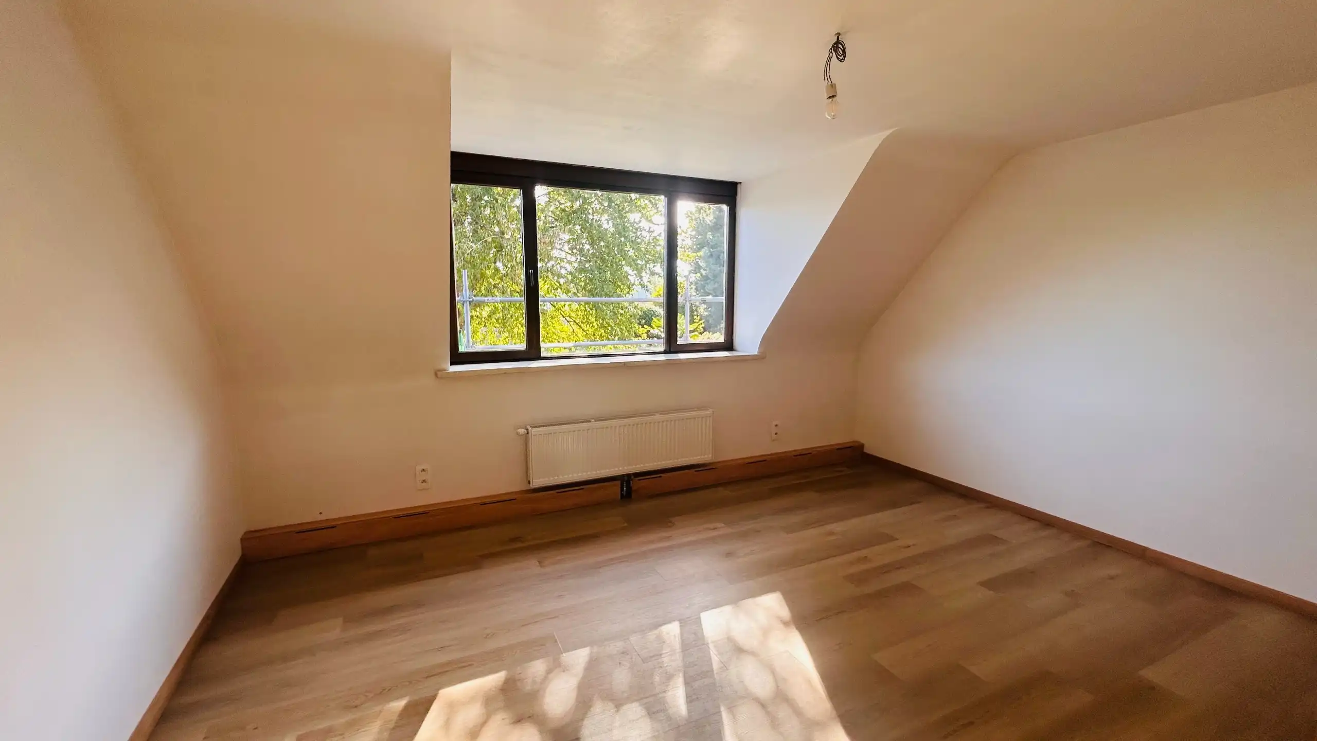 Ruime gerenoveerde gezinswoning met 4 slaapkamers en grote tuin nabij De Gavers foto 11
