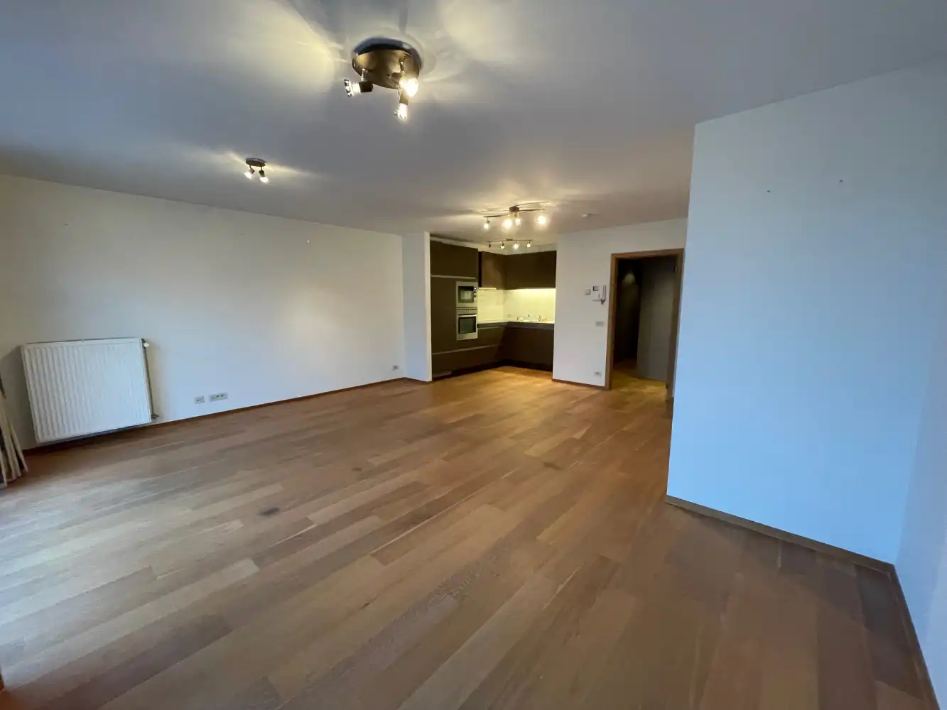 Instapklaar appartement met twee slaapkamers en terras gelegen op het Stationsplein. Op het vierde verdiep in een gebouw met lift. foto 4