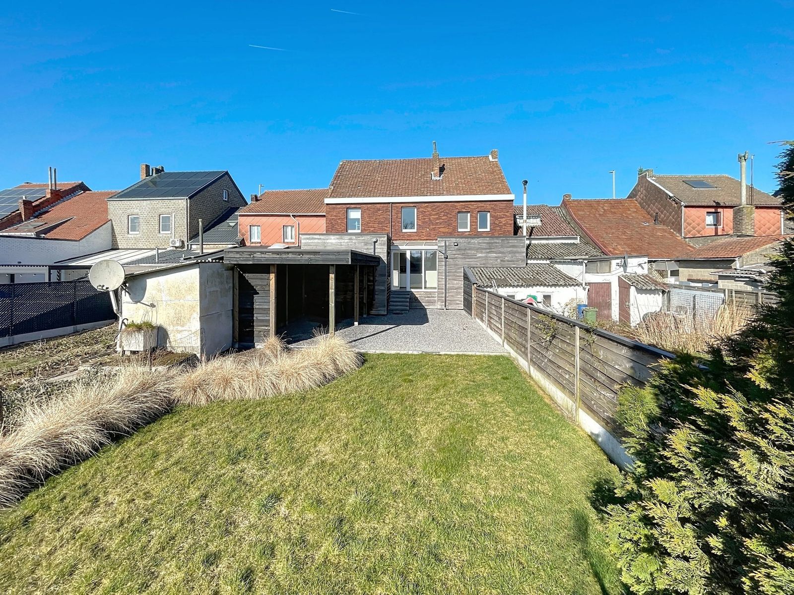 Ruim, gerenoveerd en zuinig huis met praktijk/handelsruimte foto 10