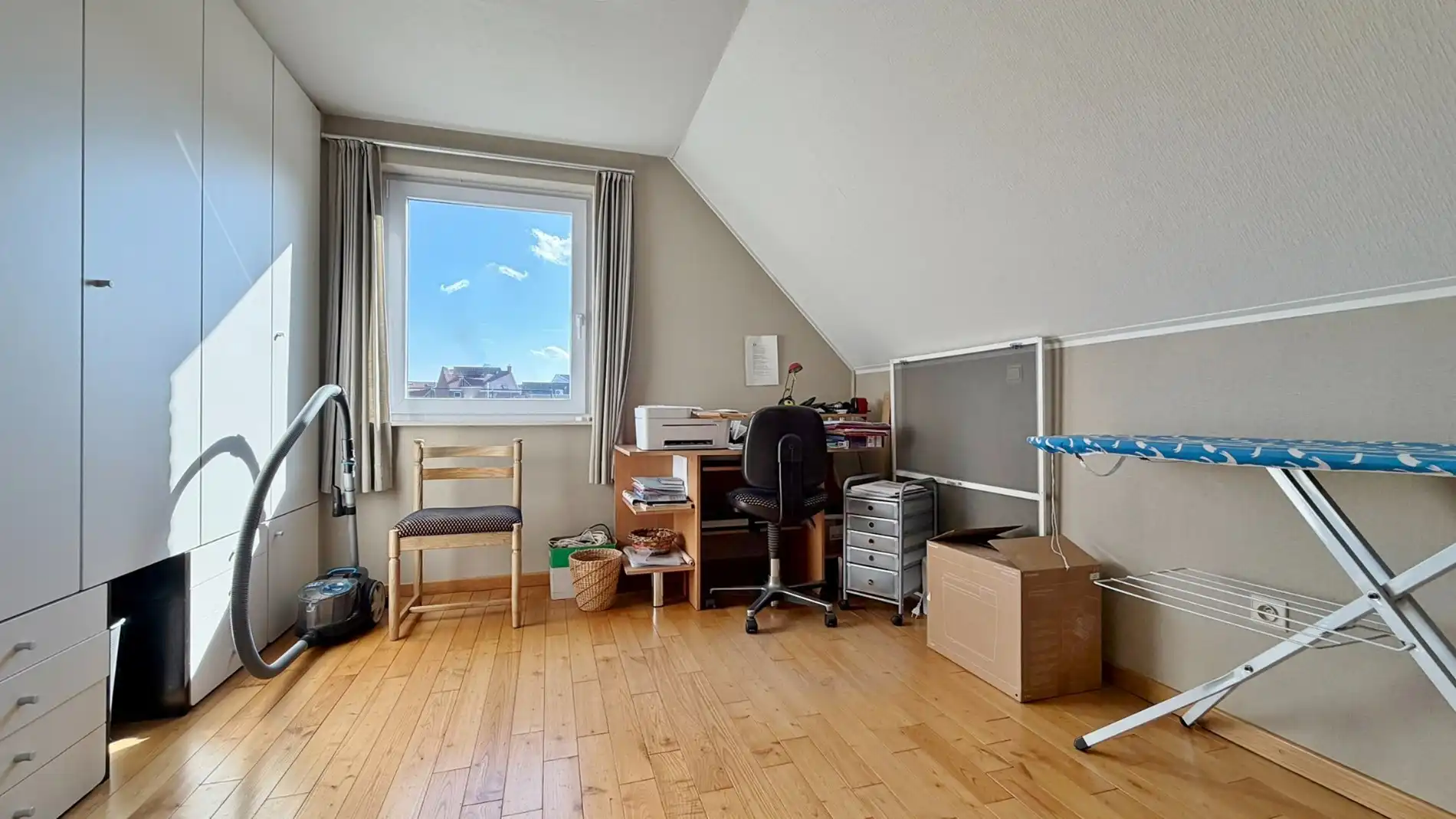 Halfopen bebouwing in rustige, kindvriendelijke straat met garage en zonnige tuin.  foto 12