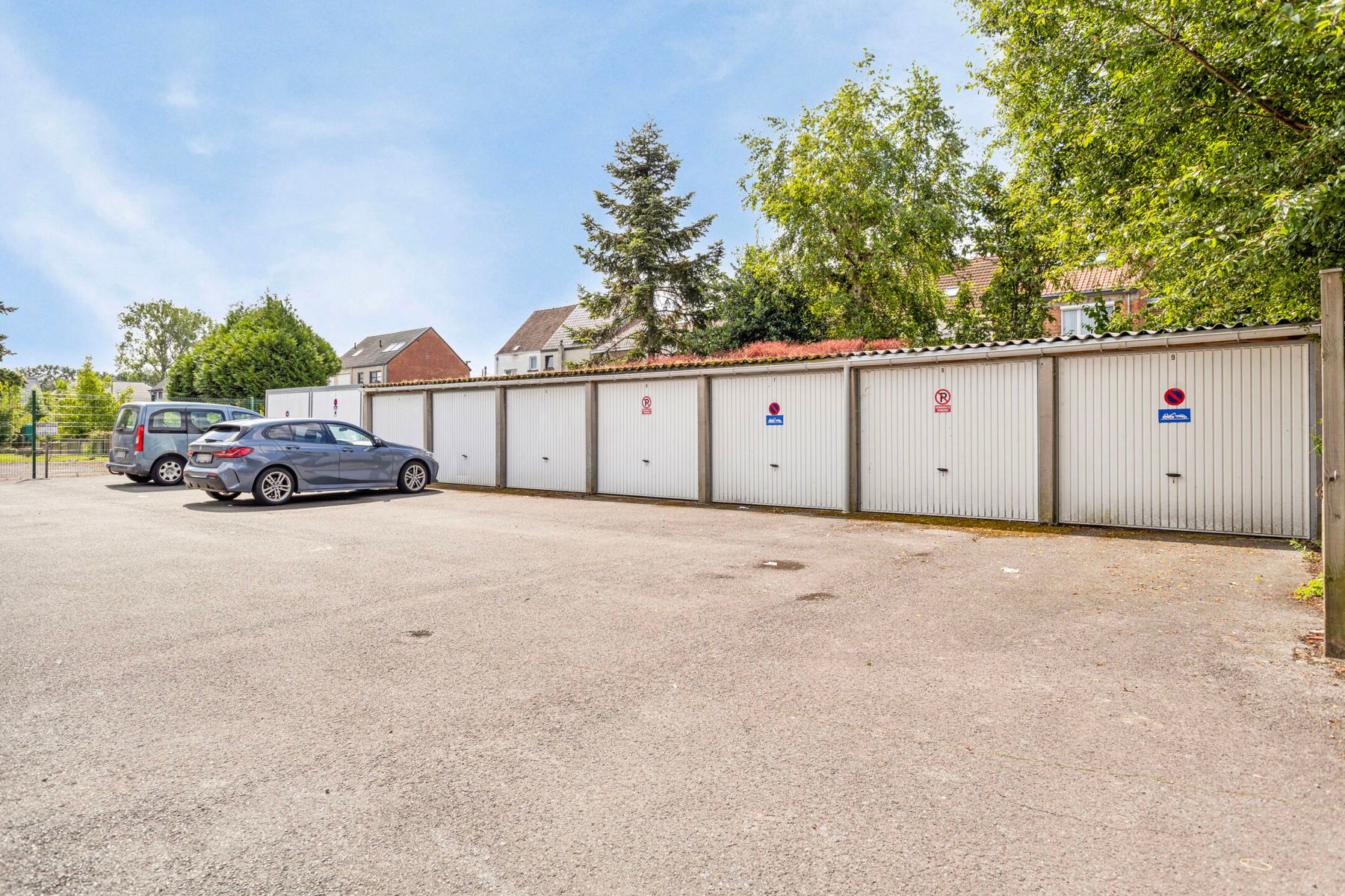 Uitzonderlijk gebouw met feestzaal, appartement en garages foto 5