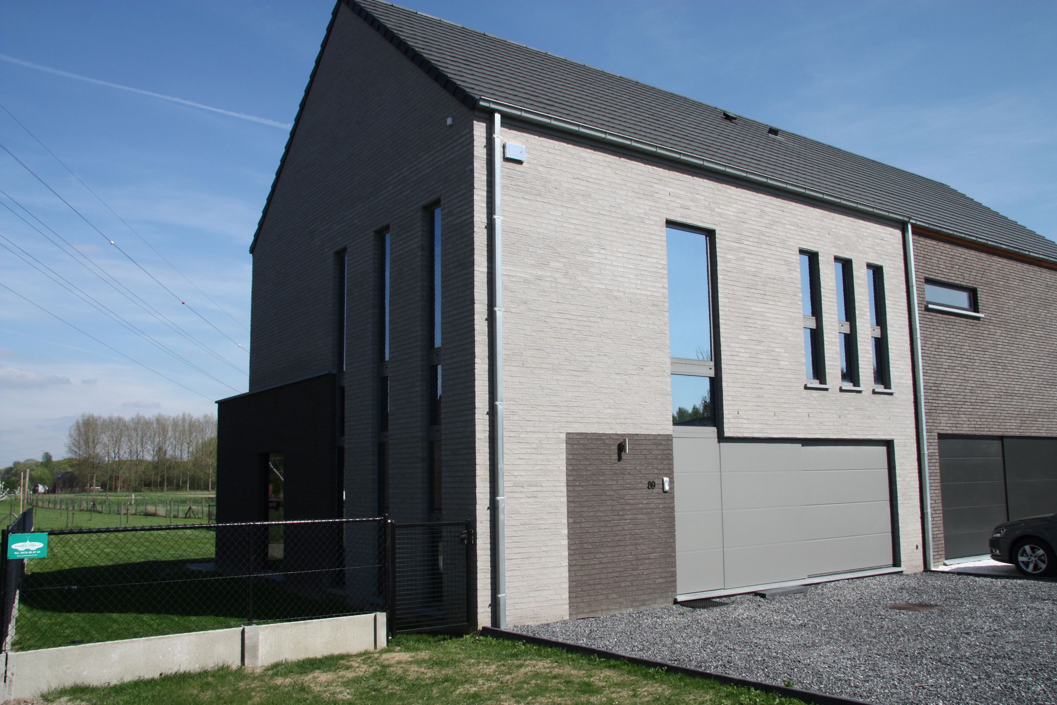 Moderne driegevelwoning met afgesloten tuin en centrale ligging foto {{pictureIndex}}