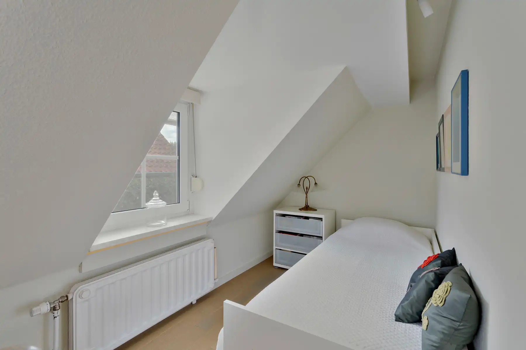 Gerenoveerde hoeve met bijgebouwen en 8 stallen. foto 21