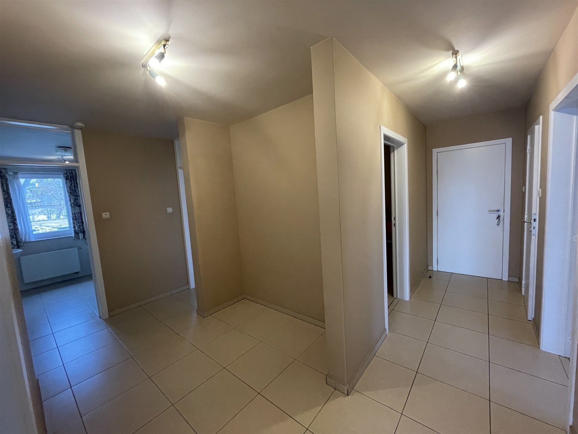 Zeer mooi gelegen ruim villa appartement met garage achteraan in de tuin. foto 12