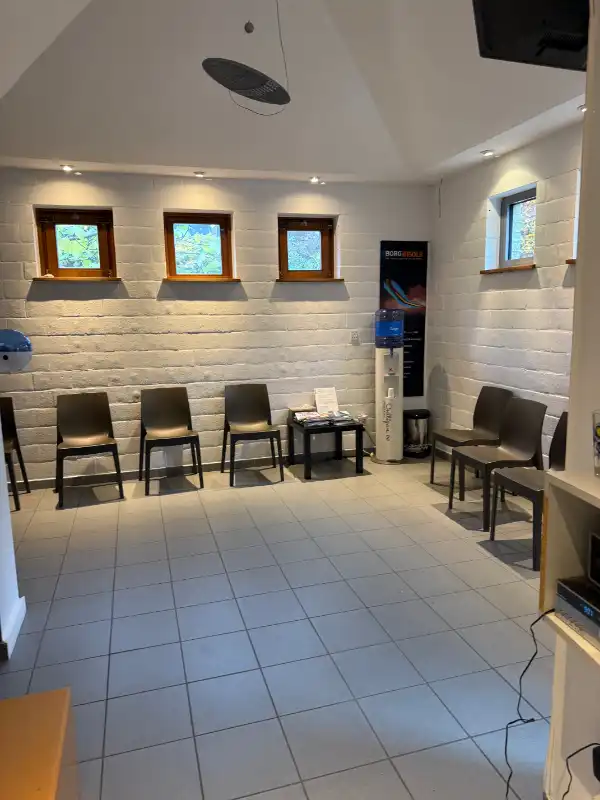 Praktijk/kantoorgebouw foto 4