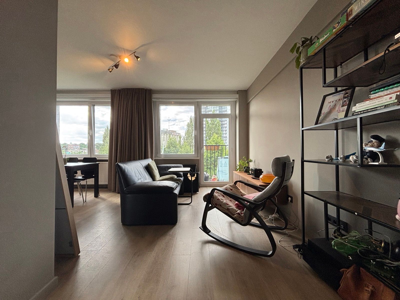 Flat met groen uitzicht!  foto {{pictureIndex}}
