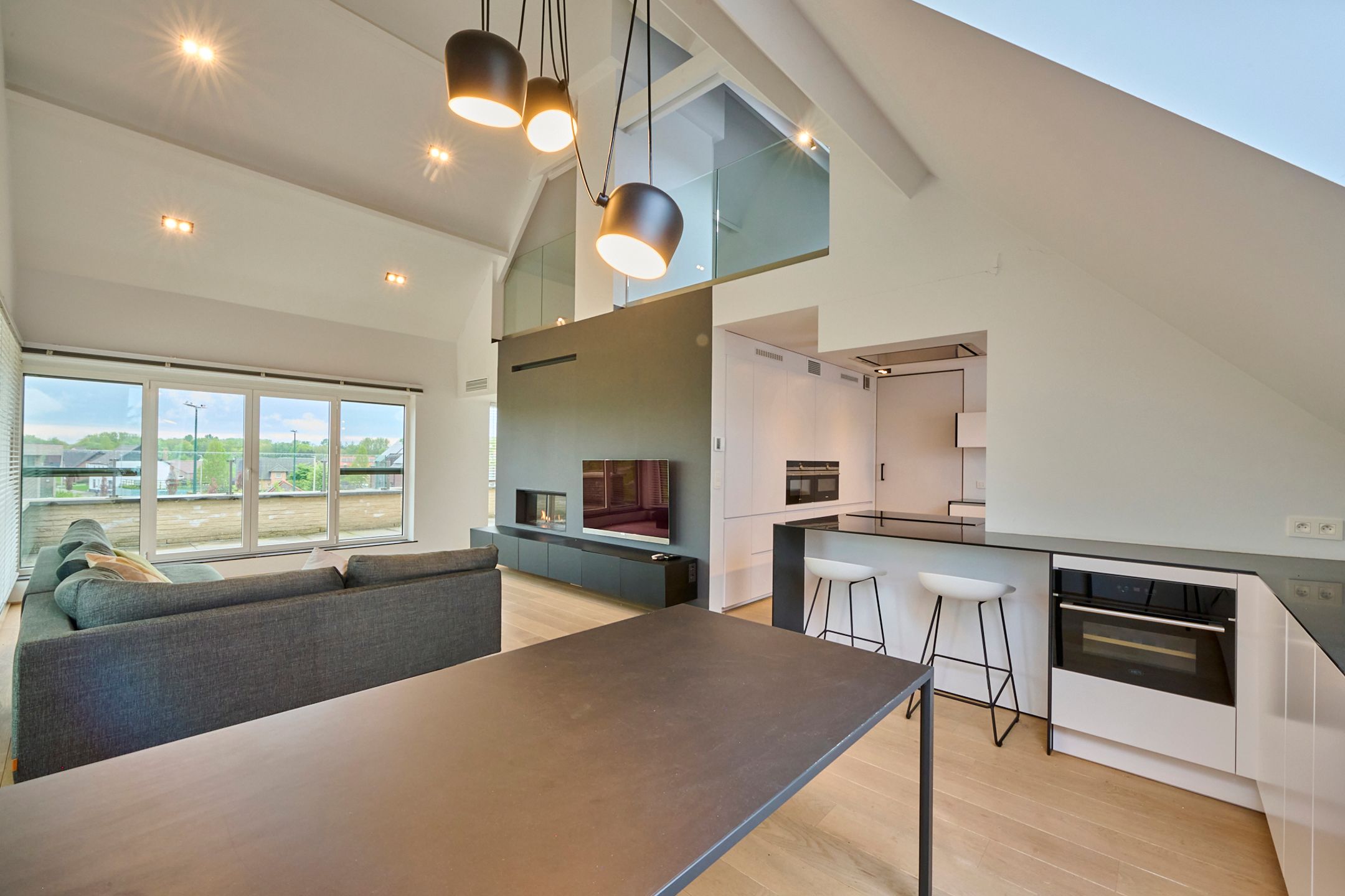 ZEER RUIM EN HOOGWAARDIG AFGWERKT APPARTEMENT IN HET CENTRUM foto {{pictureIndex}}