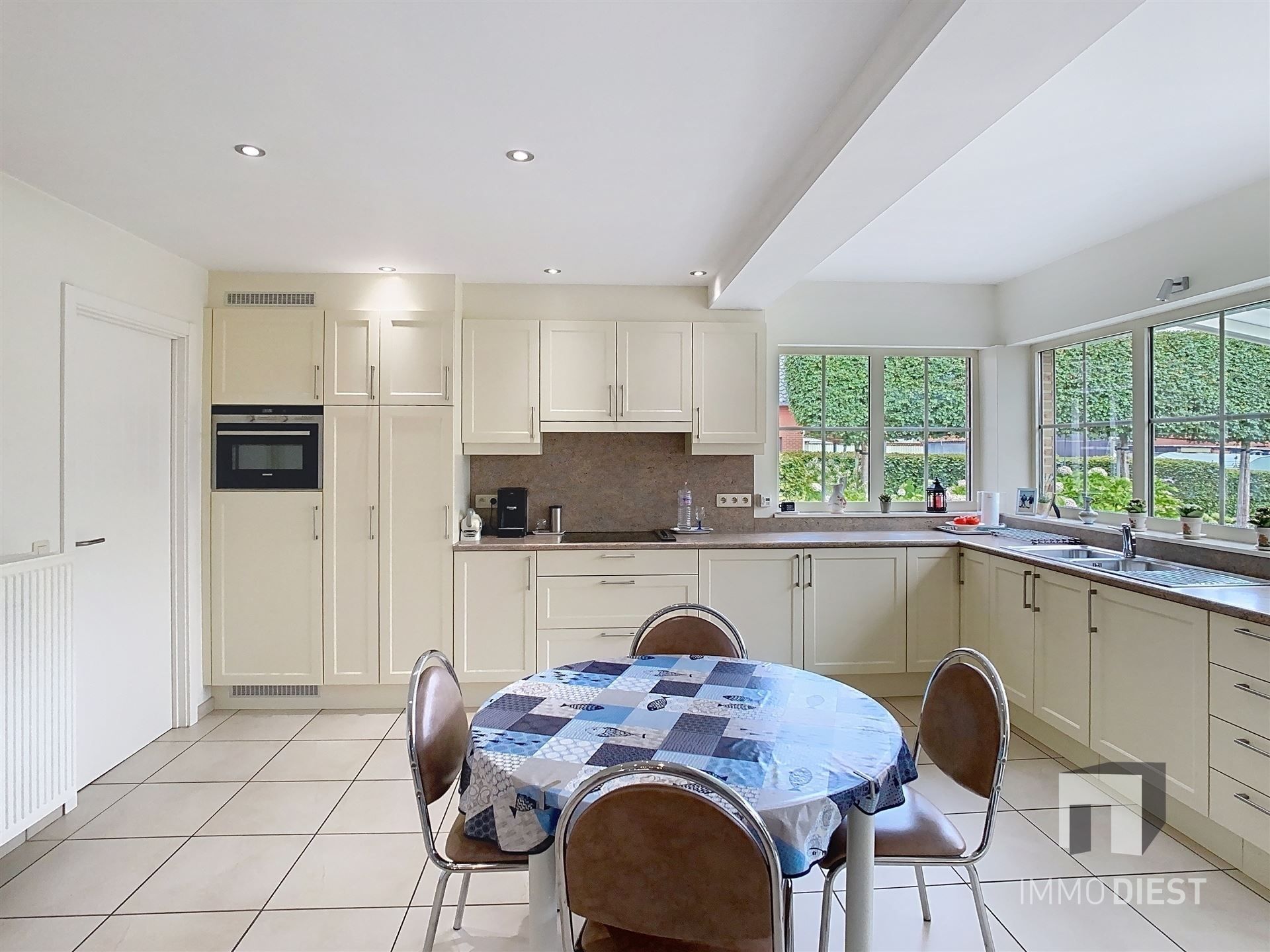 Aantrekkelijke en instapklare woning met 3 slaapkamers en prachtig aangelegde tuin op 12a 77ca. foto 12