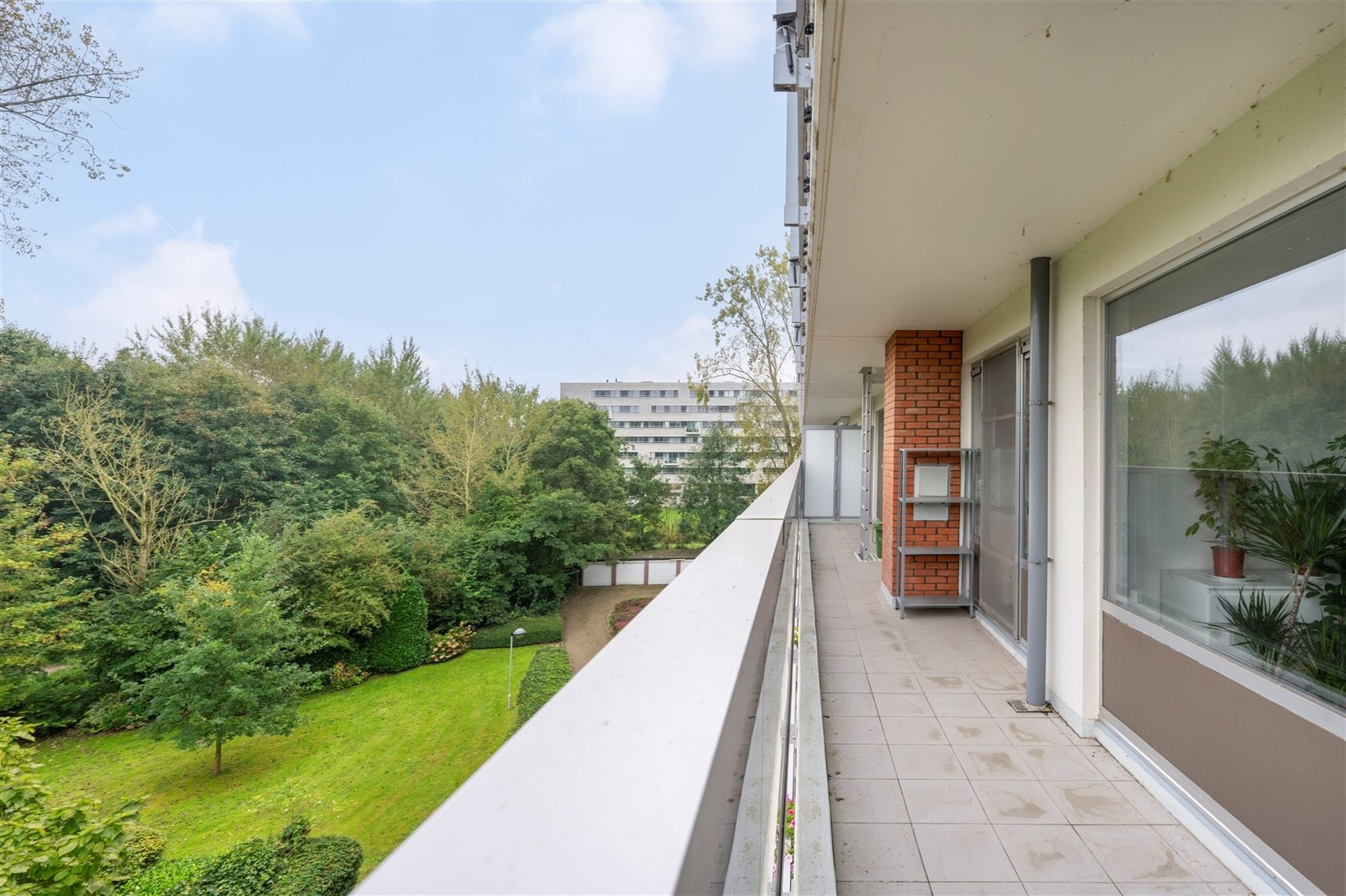 Ruim appartement met groot terras op groene locatie! foto 6