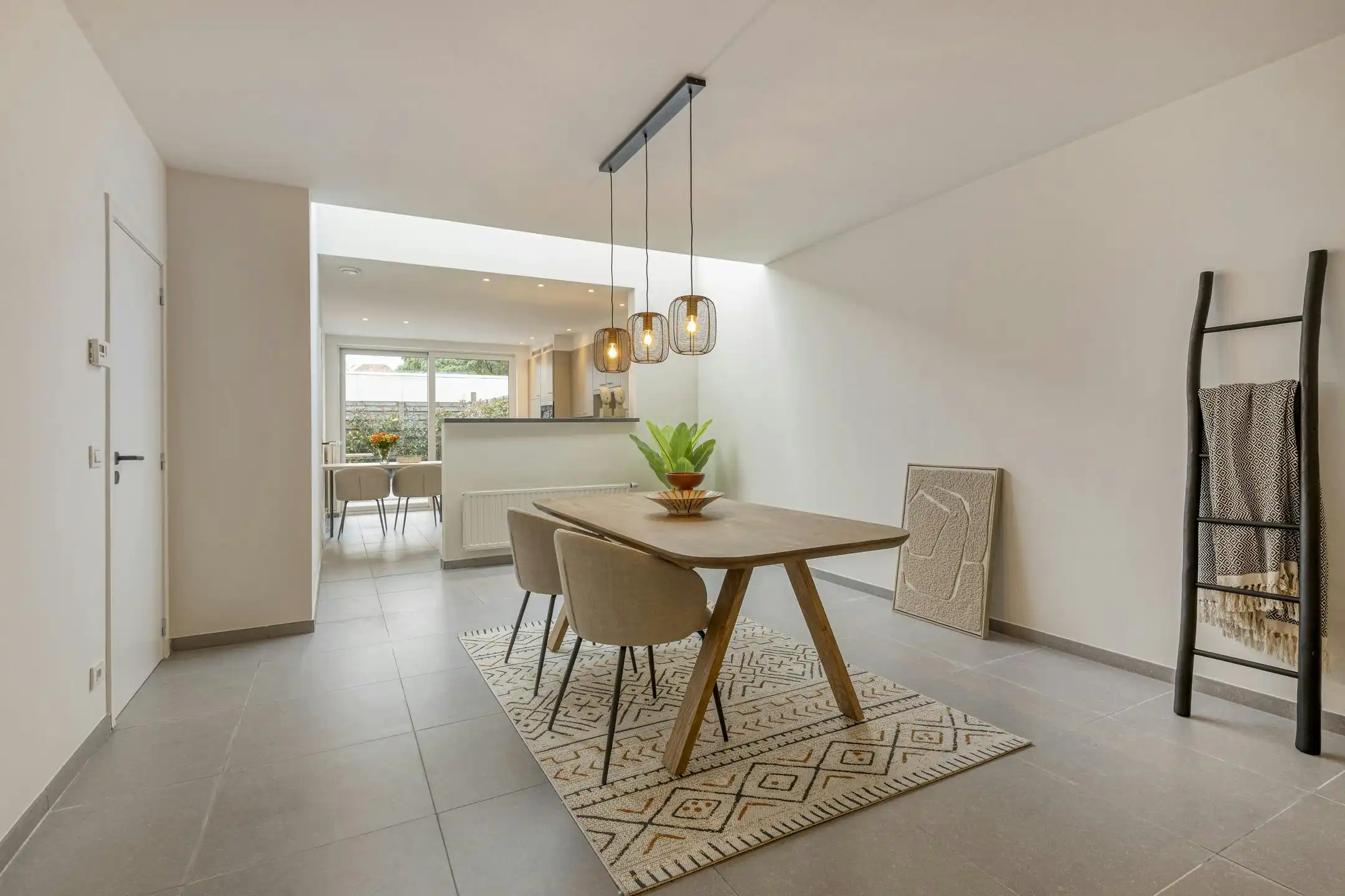 Instapklaar huis te koop met 4 slaapkamers, tuin en garage foto {{pictureIndex}}