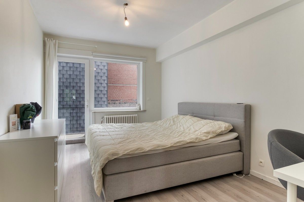 Goed onderhouden, ruim twee slaapkamer appartement met terras foto 12