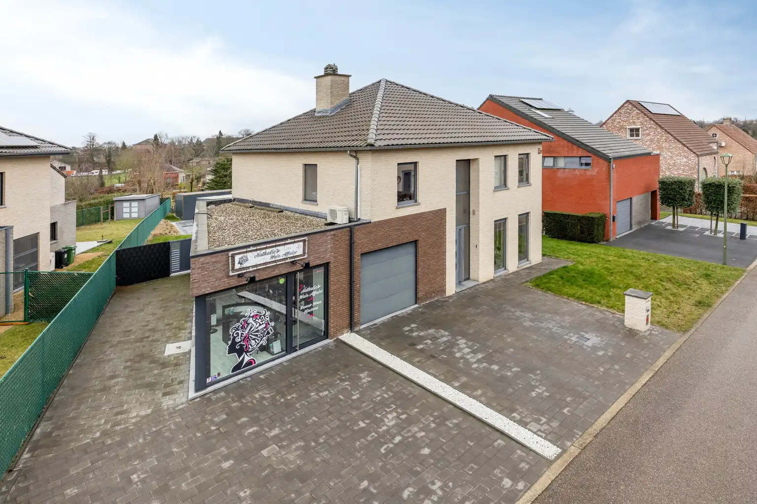 INSTAPKLARE WONING MET PRAKTIJKRUIMTE/BUREEL EN ZWEMBAD foto {{pictureIndex}}