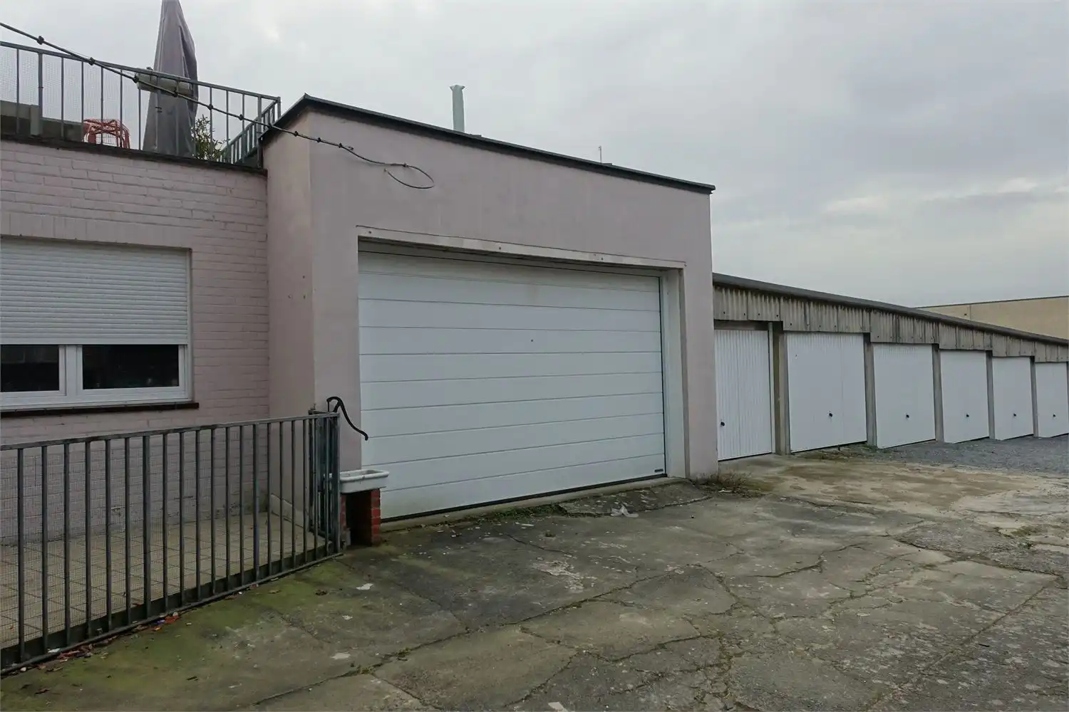 Te huur: Ruime garage (28m2) in het centrum van Halle foto {{pictureIndex}}