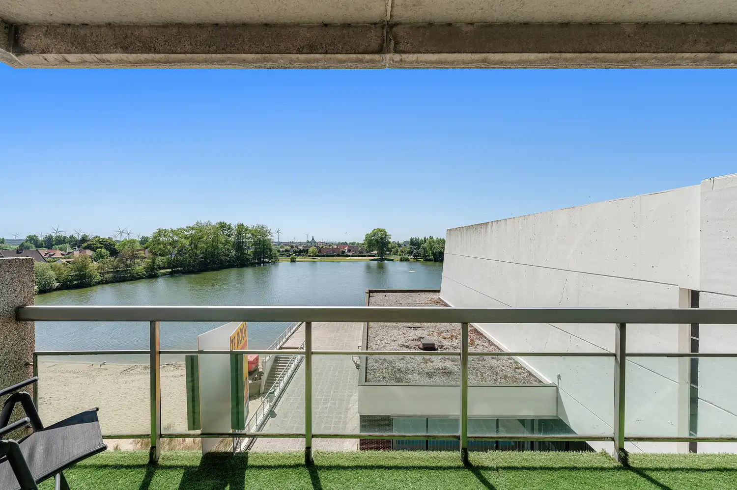 Instapklare studio met zonnig terras en open zichten foto 6