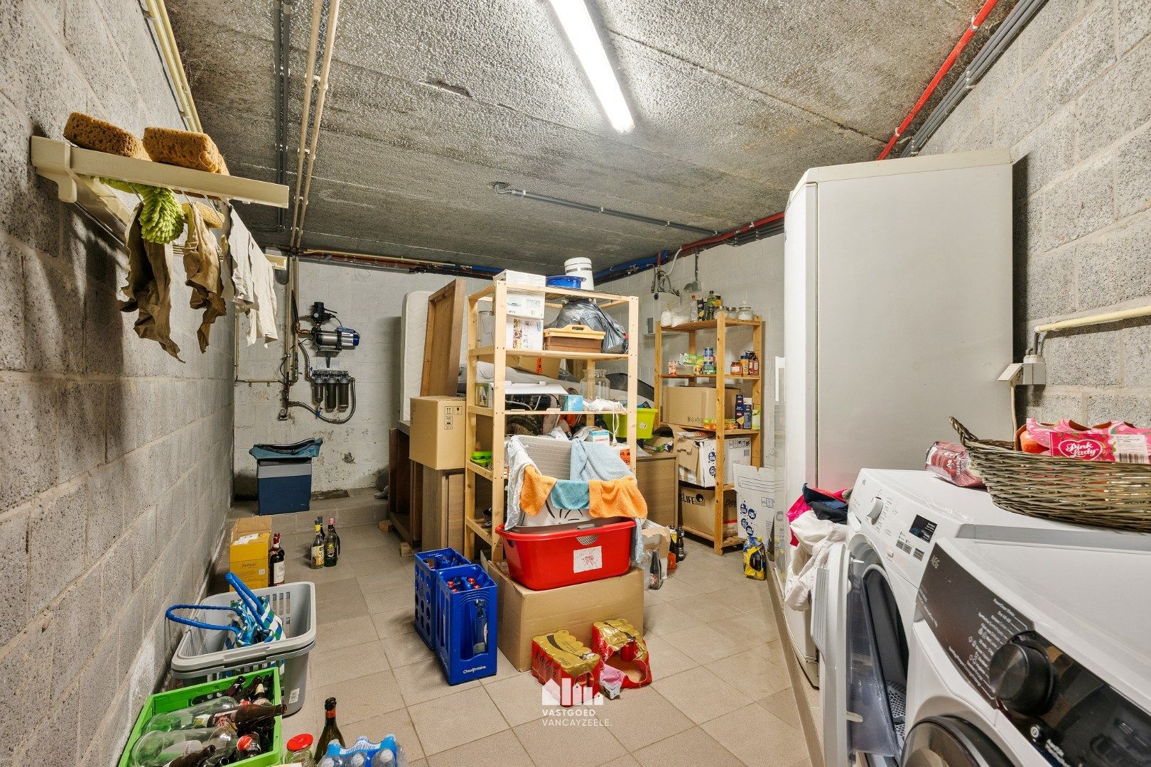 Goed onderhouden villa met grote tuin en twee garages op centrale ligging.   foto 24